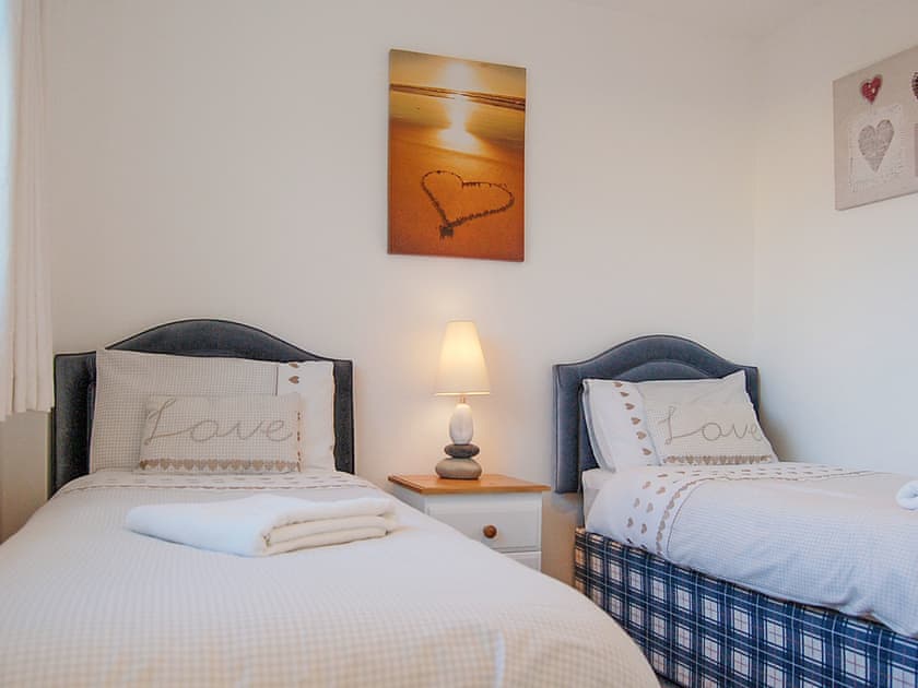 Twin bedroom | Ann’s Beach House, Tywyn