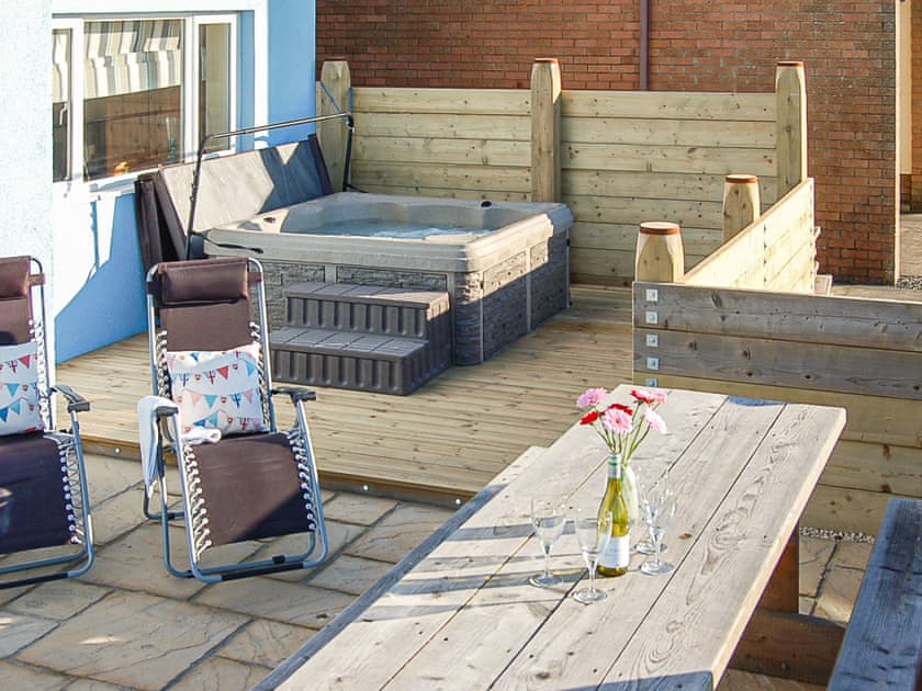 Sitting-out-area | Ann’s Beach House, Tywyn