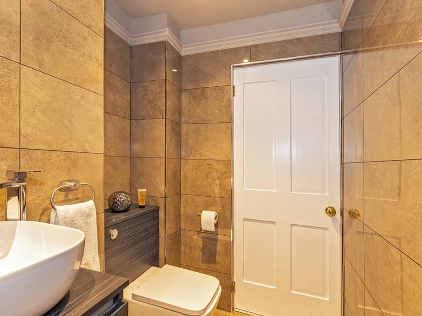 Bathroom | Ttich Manor, Wolverton, near Milton Keynes