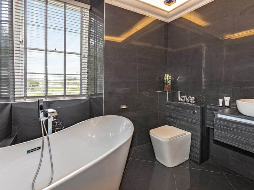 Bathroom | Ttich Manor, Wolverton, near Milton Keynes