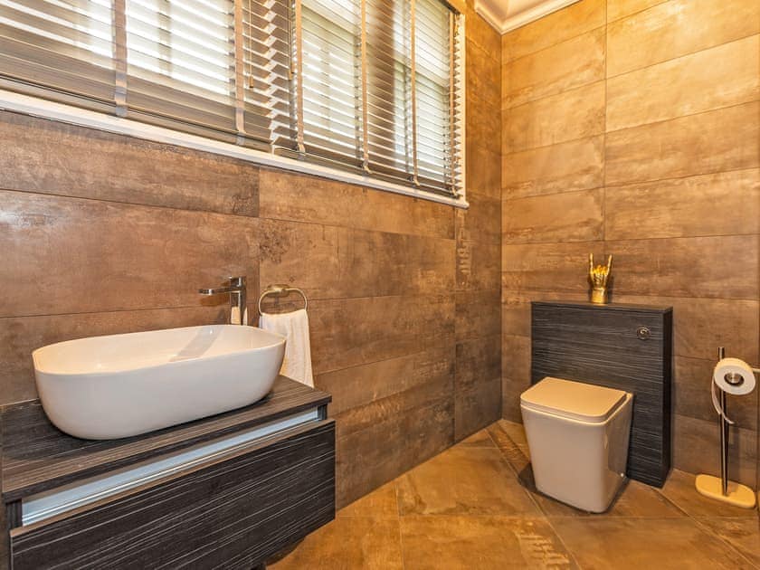Bathroom | Ttich Manor, Wolverton, near Milton Keynes