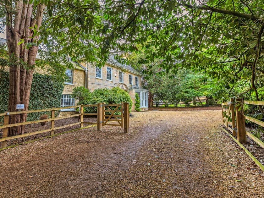 Garden and grounds | Ttich Manor, Wolverton, near Milton Keynes