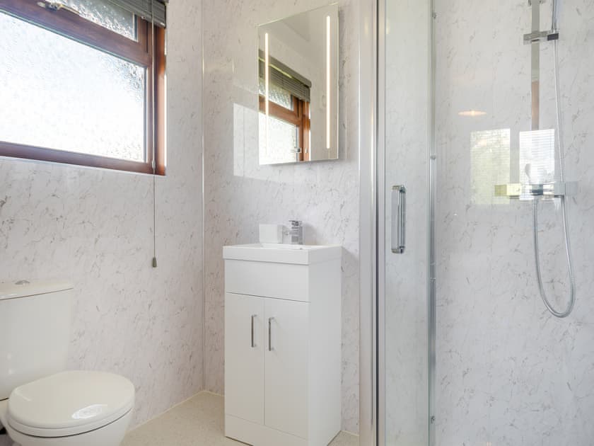 En-suite | River Rest - Norfolk Holiday Lodges, Brundall