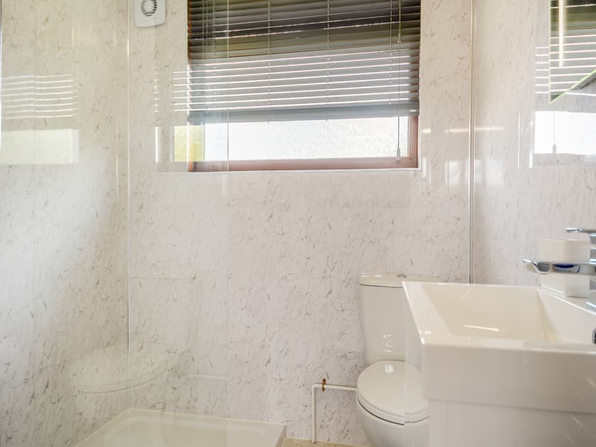 En-suite | River Rest - Norfolk Holiday Lodges, Brundall