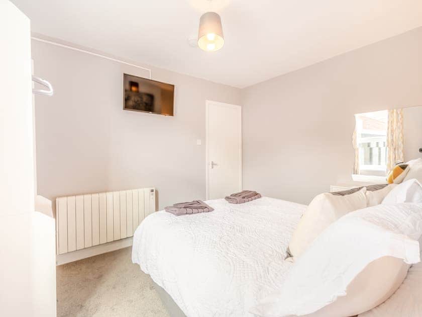 Double bedroom | Buttercup Apartment - Fresh as a Daisy Apartments, Bridlington