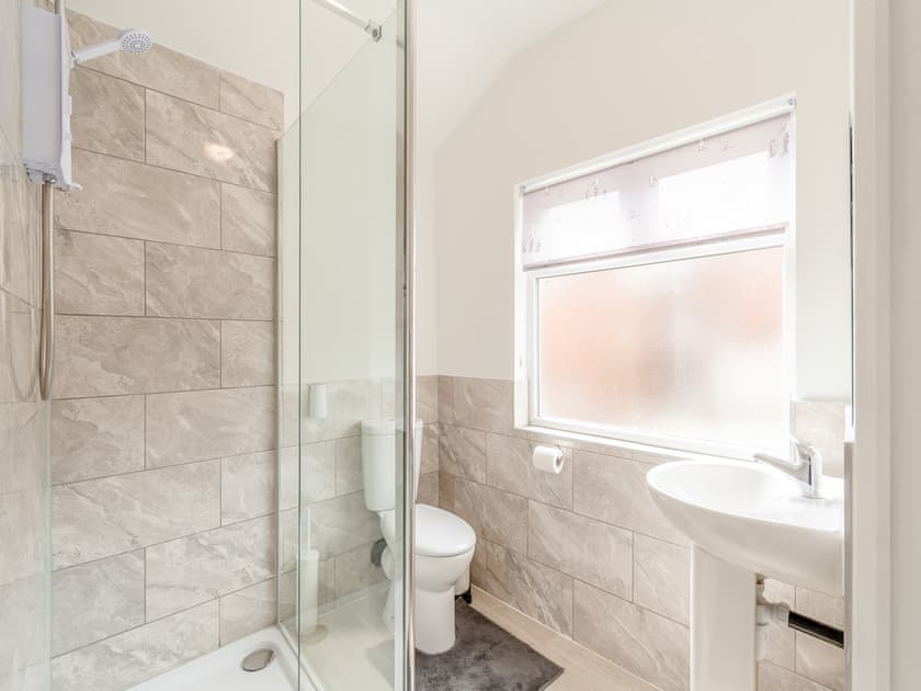 Shower room | Buttercup Apartment - Fresh as a Daisy Apartments, Bridlington
