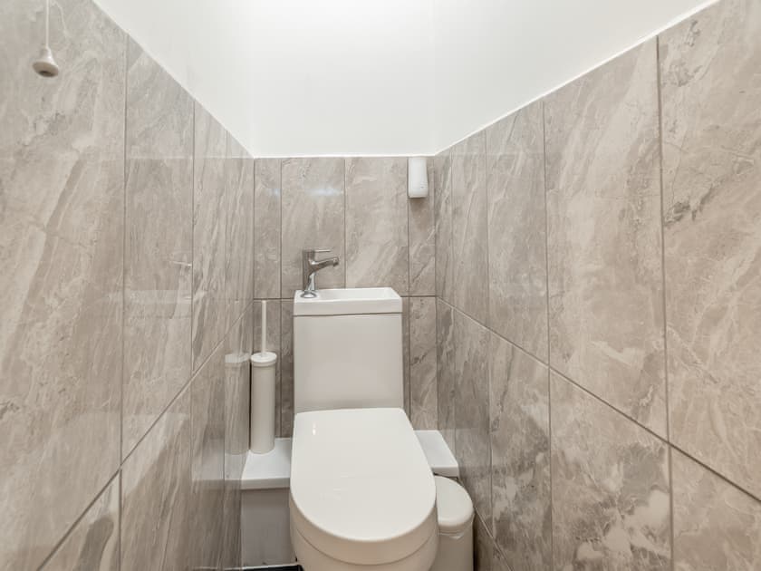 Bathroom | Bluebell Apartment - Fresh as a Daisy Apartments, Bridlington