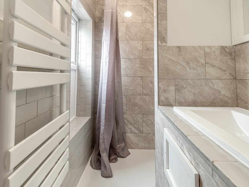 Bathroom | Bluebell Apartment - Fresh as a Daisy Apartments, Bridlington