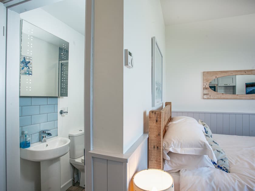 Bathroom | The Little Lobster - Sunnybeach Holiday Apartments, Paignton