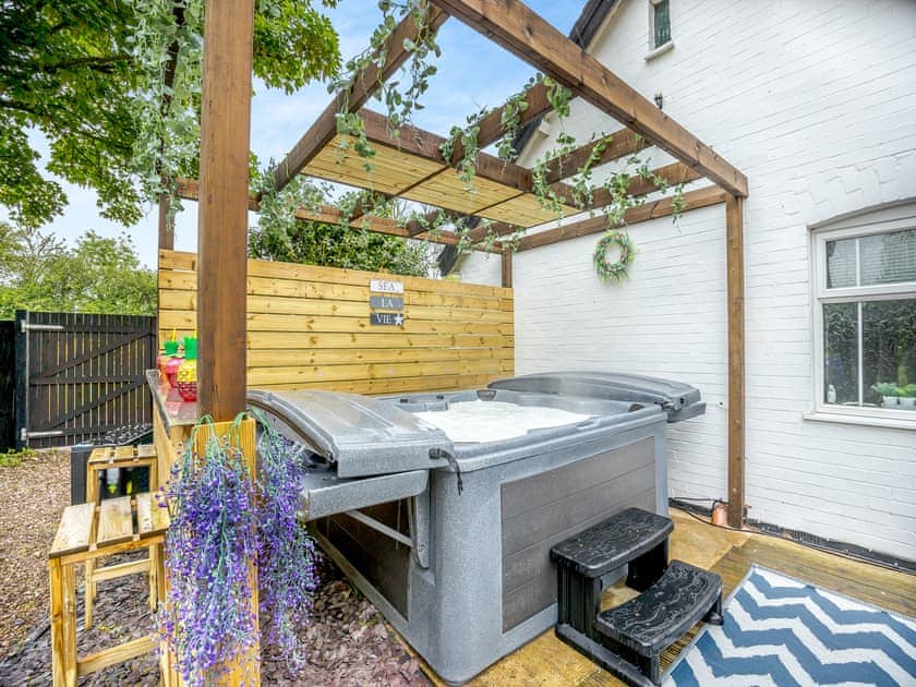 Hot tub | Rose Cottage, Bratoft, near Burgh-le-Marsh