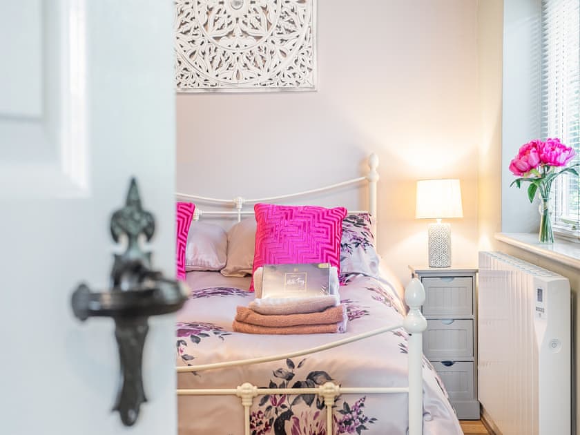 Double bedroom | Pittendrigh Cottage - Craymere Cottages, Briston, near Holt