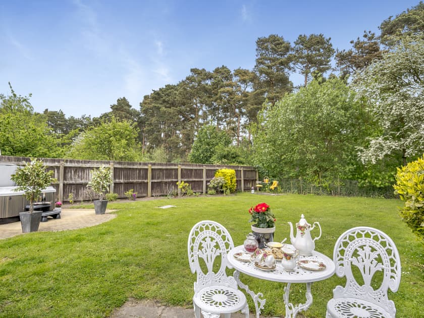 Garden | Pittendrigh Cottage - Craymere Cottages, Briston, near Holt