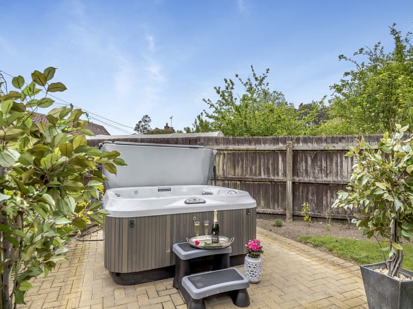 Hot tub | Pittendrigh Cottage - Craymere Cottages, Briston, near Holt