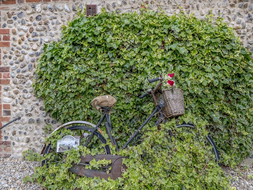 Garden | Pittendrigh Cottage - Craymere Cottages, Briston, near Holt