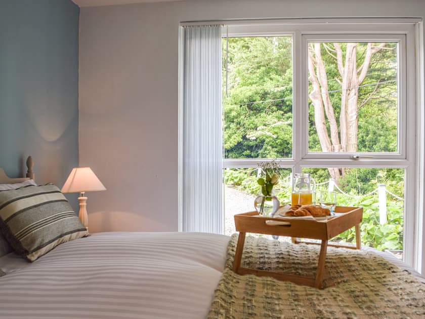 Double bedroom | Mutton Hill Cottage, Pembroke