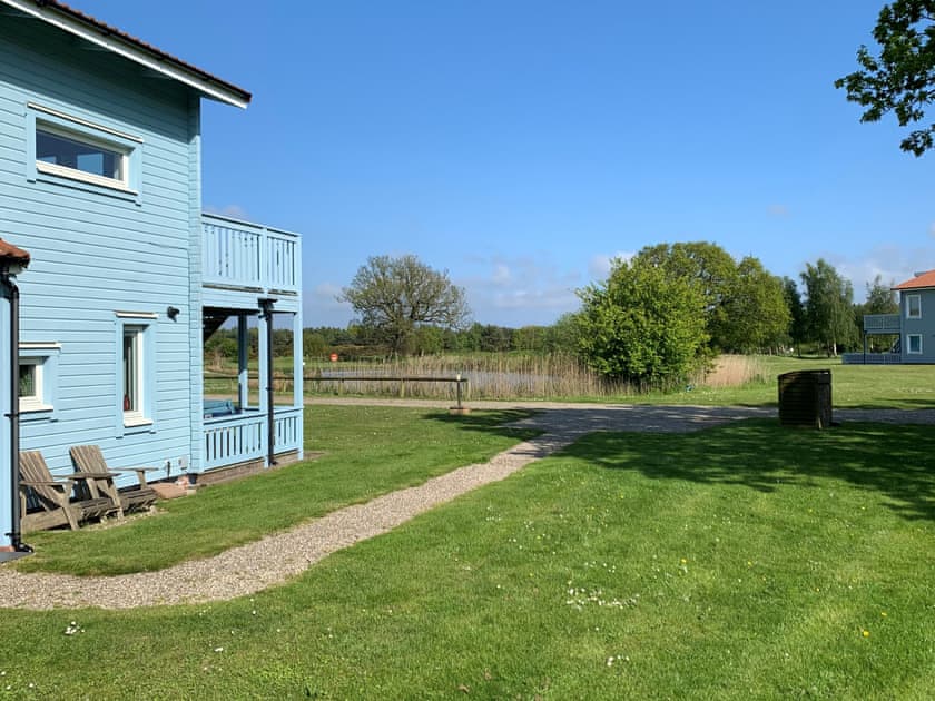 Garden and grounds | Twin Oaks, Fritton, near Great Yarmouth