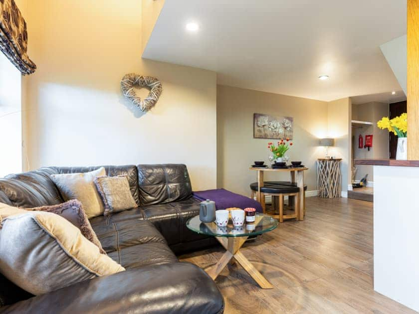 Convenient open-plan living space | Ty Bach Twt, Dyffryn Ardudwy, near Barmouth