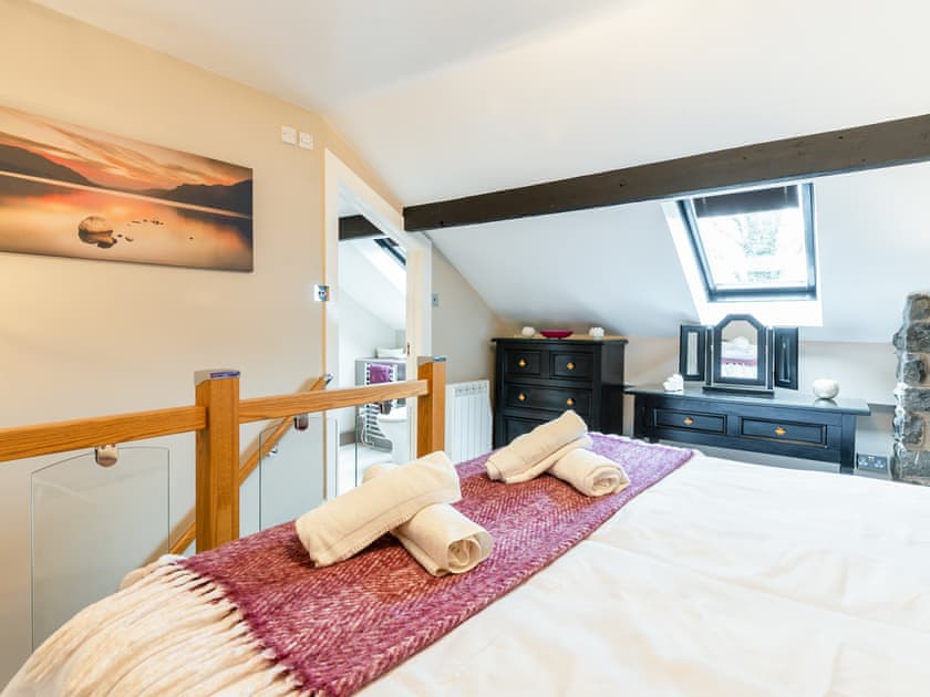 Dressing area and en-suite in bedroom | Ty Bach Twt, Dyffryn Ardudwy, near Barmouth