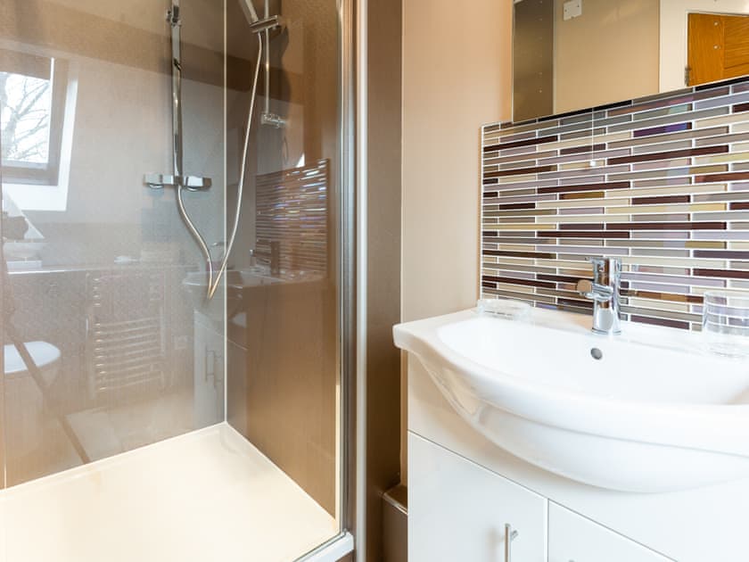 En-suite shower room with heated towel rail | Ty Bach Twt, Dyffryn Ardudwy, near Barmouth