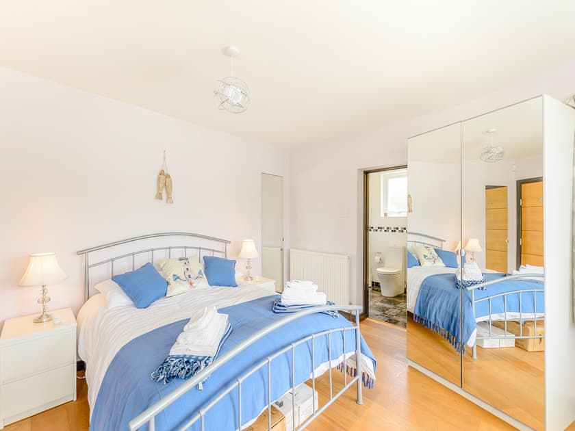 King bedroom  | Three Decks, Elmer