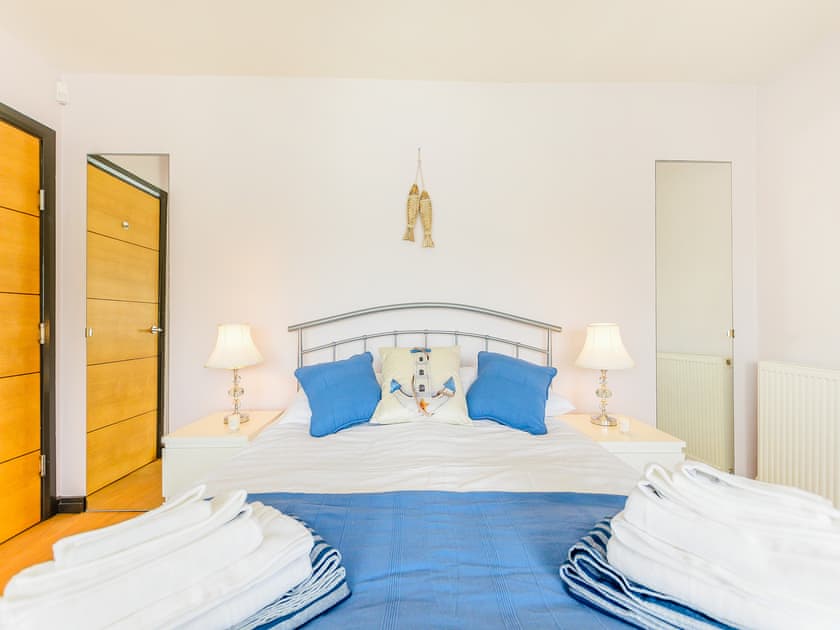 King bedroom  | Three Decks, Elmer