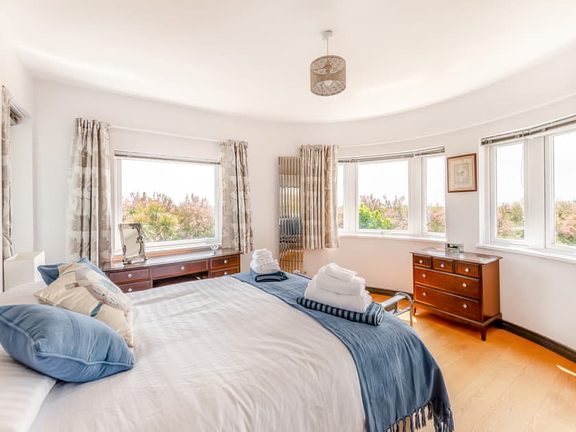 King bedroom  | Three Decks, Elmer