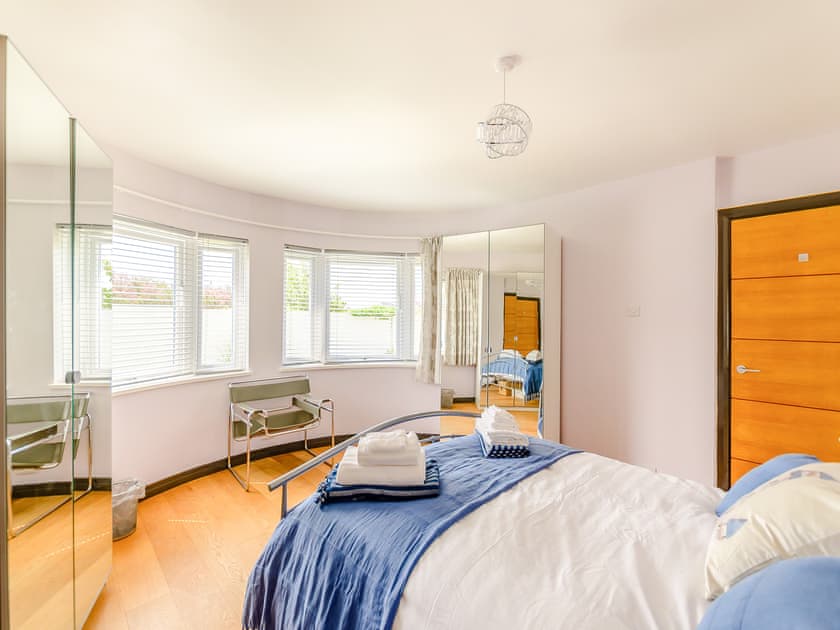 King bedroom  | Three Decks, Elmer