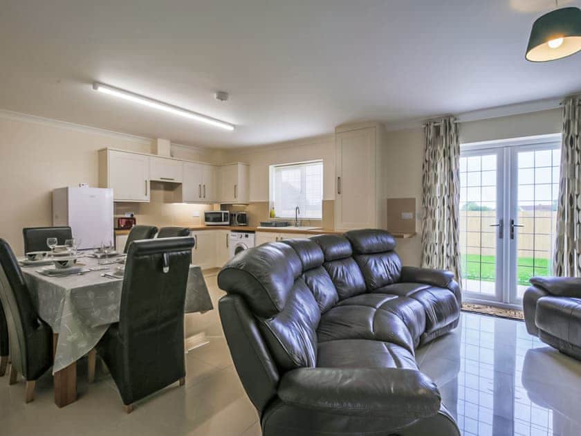 Living area | 2 Dawson Court - Dawson Park, Mablethorpe