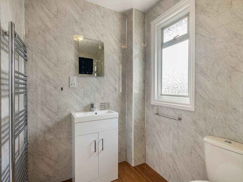 Shower room | River View - Norfolk Holiday Lodges, Brundall
