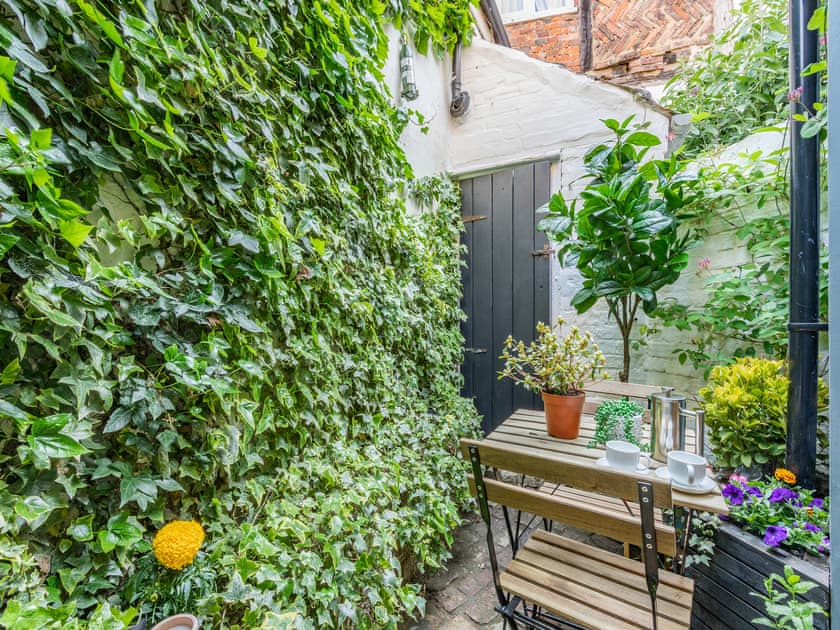 Sitting-out-area | St Margarets Cottage, Old King’s Lynn