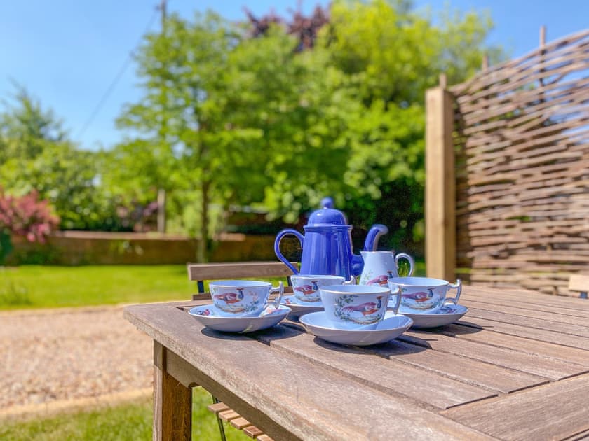 Sitting-out-area | The Granary, Poulshot, near Devizes