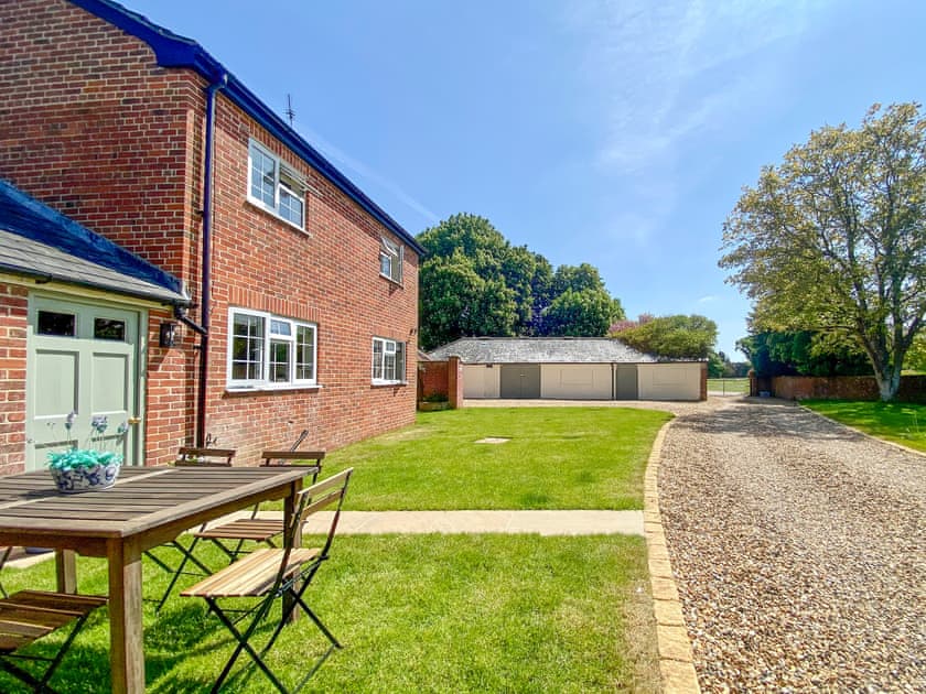 Sitting-out-area | The Granary, Poulshot, near Devizes