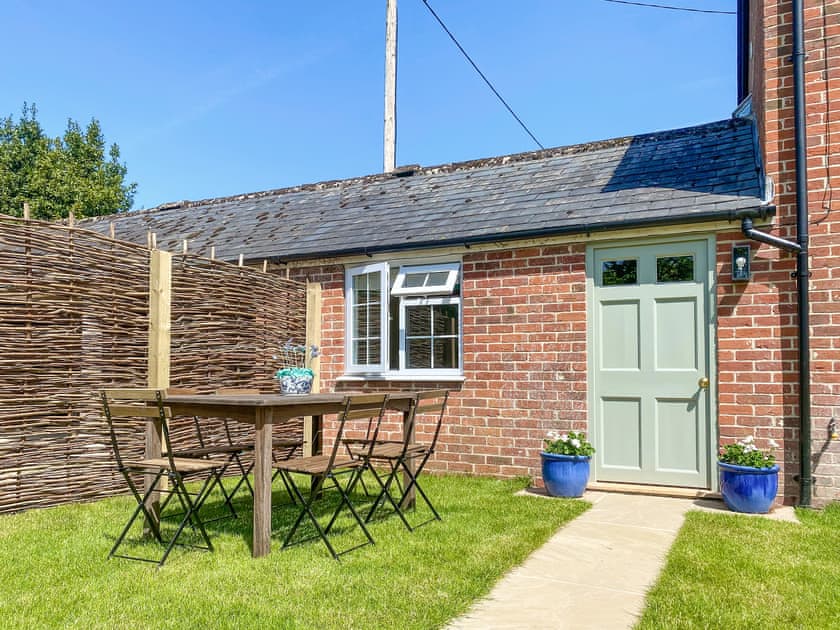 Sitting-out-area | The Granary, Poulshot, near Devizes