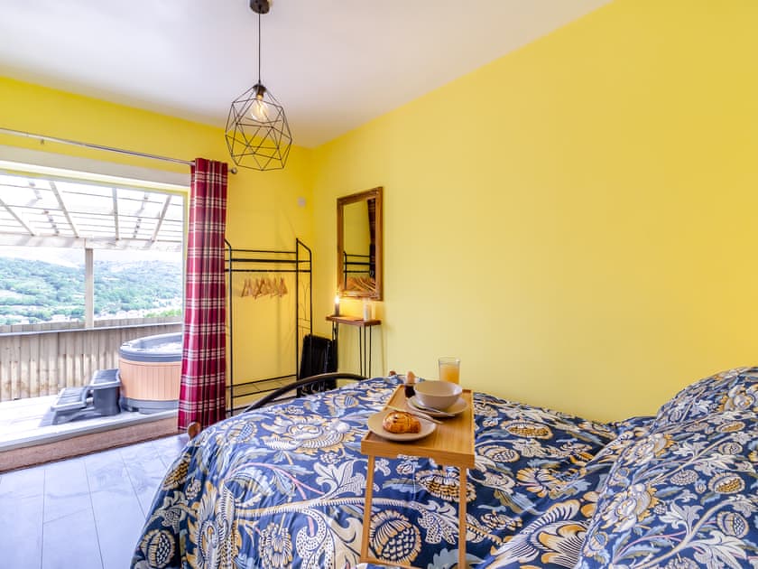 Double bedroom | Hoglet Cottage, Ammanford