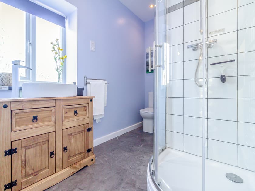 Bathroom | Hoglet Cottage, Ammanford