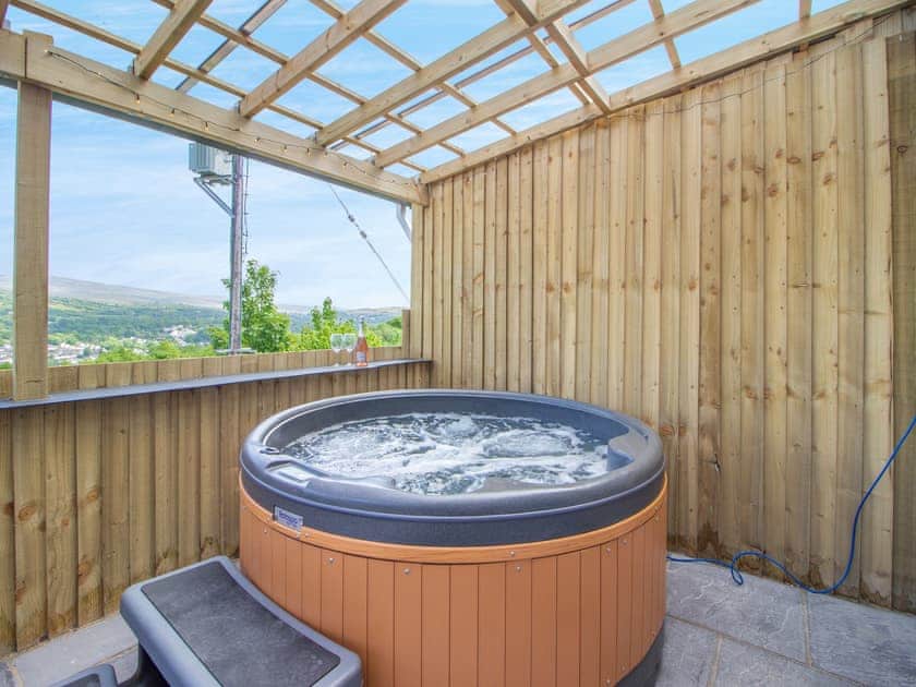 Hot tub | Hoglet Cottage, Ammanford