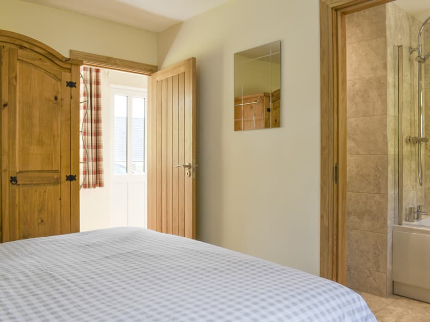 Double bedroom with en-suite bathroom | Dildre - Brynllin Holiday Cottages, Bwlch-Llan, near Aberaeron