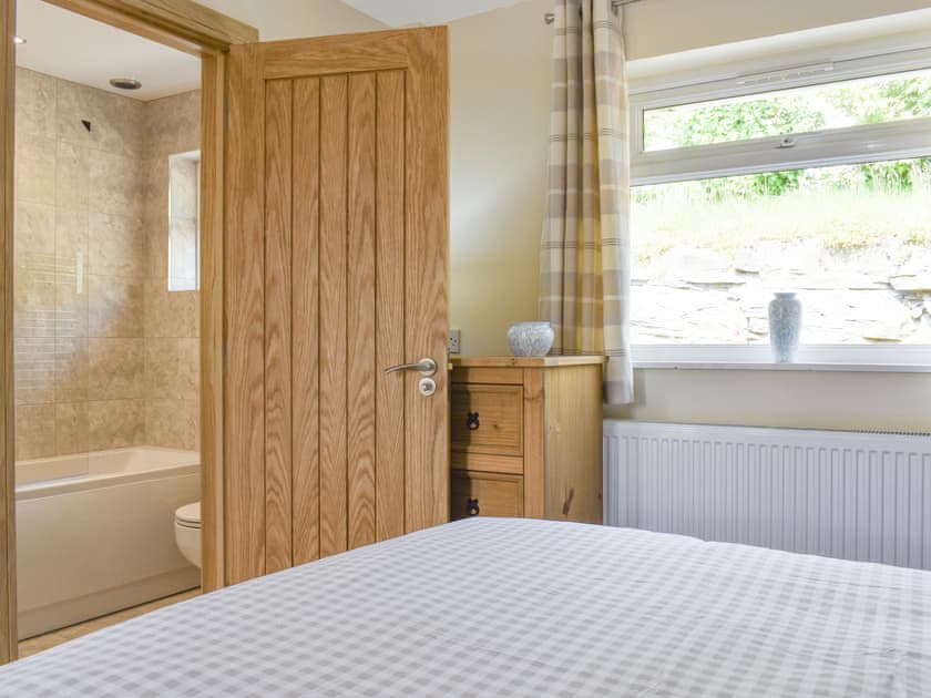 Double bedroom with en-suite bathroom | Dildre - Brynllin Holiday Cottages, Bwlch-Llan, near Aberaeron