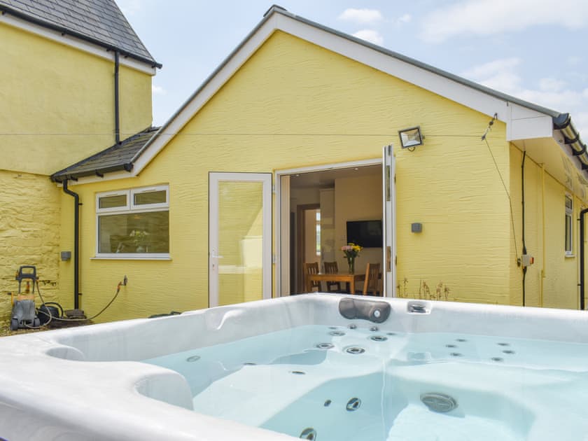 Hot tub | Dildre - Brynllin Holiday Cottages, Bwlch-Llan, near Aberaeron