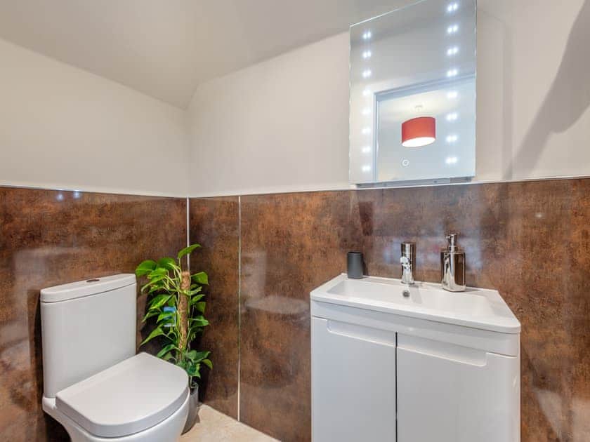 Bathroom | The Farmhouse - Bedborough Farm, Wimborne