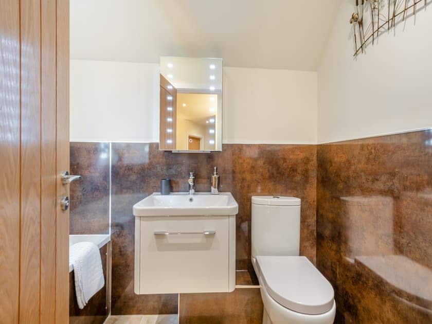 Bathroom | The Farmhouse - Bedborough Farm, Wimborne