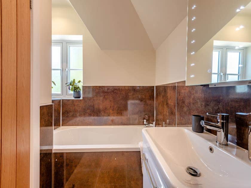 Bathroom | The Farmhouse - Bedborough Farm, Wimborne