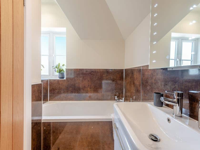 Bathroom | The Farmhouse - Bedborough Farm, Wimborne