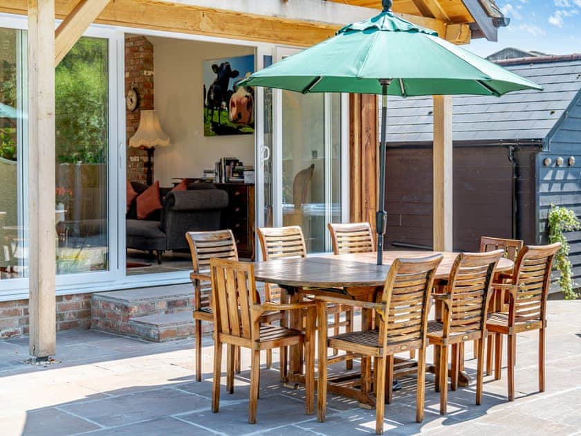 Outdoor eating area | The Farmhouse - Bedborough Farm, Wimborne