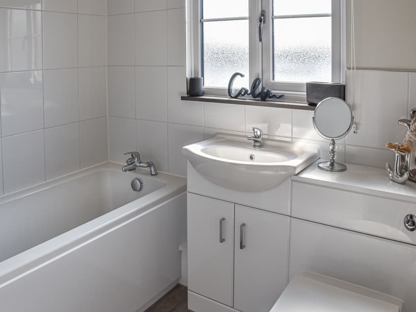 Bathroom | Lily’s Cottage, Wroxham