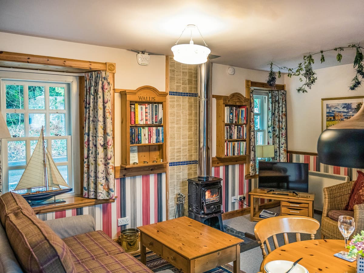 Mains Cottages - Douglas' Cottage