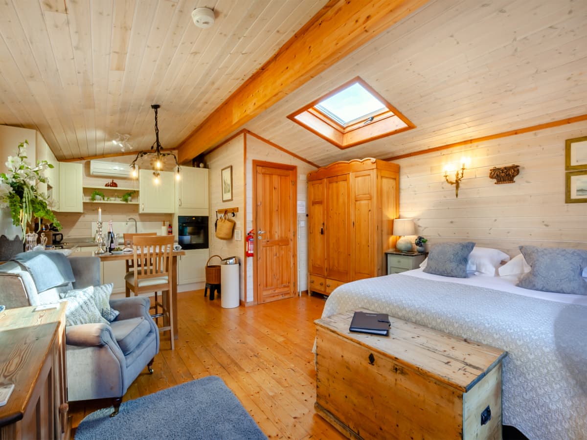 The Lodge - Holiday lodge in Southern England - Image 2