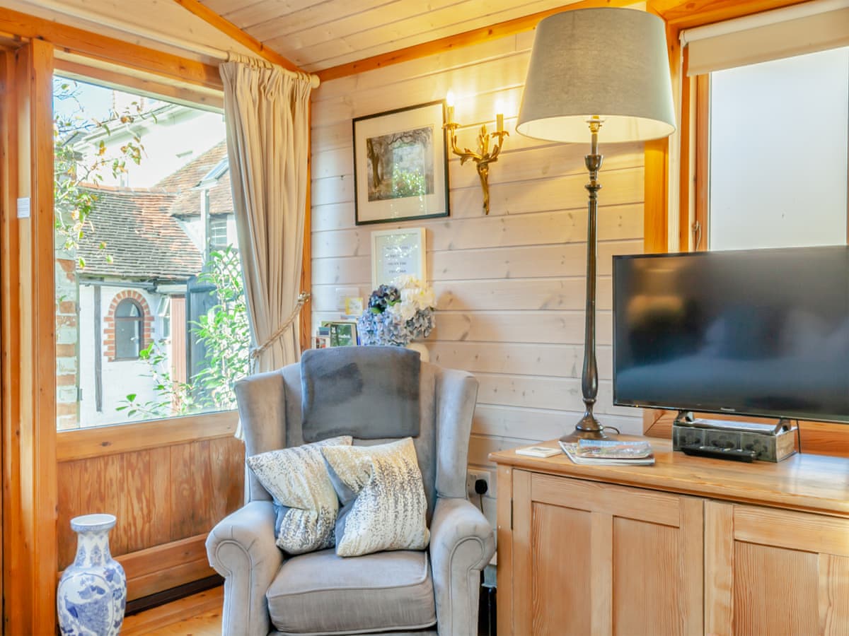 The Lodge - Holiday lodge in Southern England - Image 4
