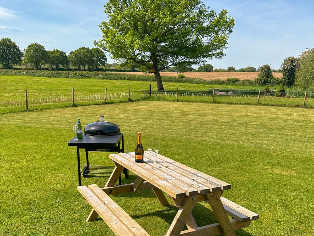Kestrel Lodge - Holiday Lodge in Central England - Image 2