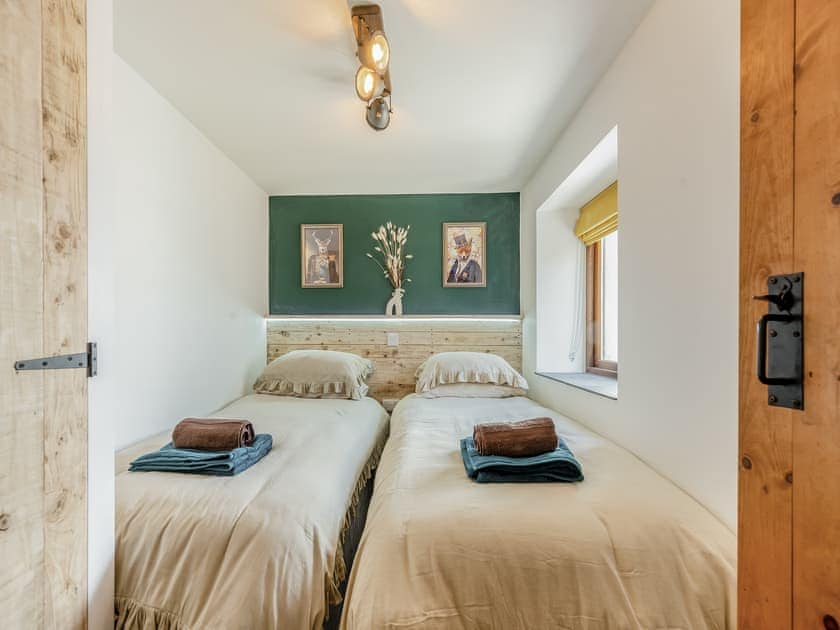 Twin bedroom | Hunters Lodge - Mellaston Cottages, Hundleton, near Pembroke